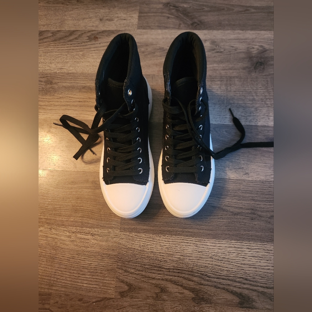 SHEIN lace up tenny's..never worn